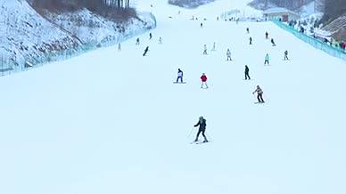 冬季运动滑雪镜头实拍视频的预览图